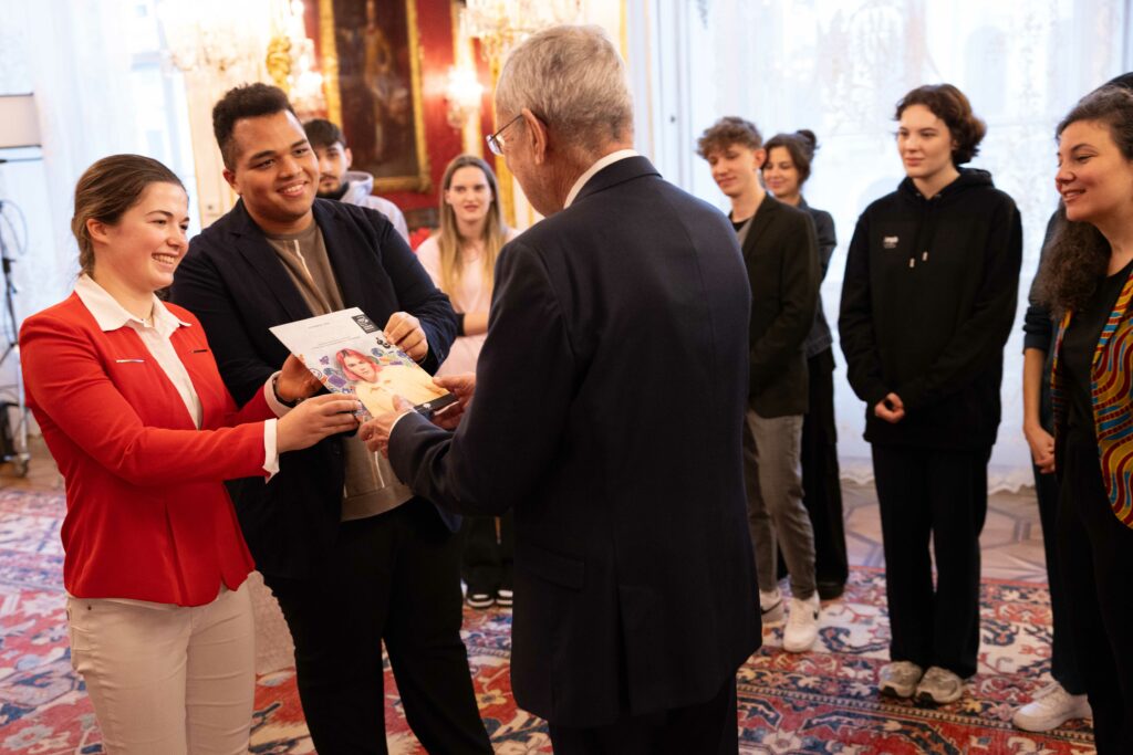 Zwei Jugendliche überreichen den YEP-Jugendbericht Generation Changemaker an Bundespräsidenten Alexander Van der Bellen. Dieses Bild wird durch Anklicken geöffnet und kann dann in voller Größe gedownloadet werden.