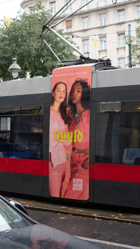 Eine Straßenbahn der Wiener Linien deren Seite mit der YEP-Kampagne namens wyld bedruckt wurde. Auf der Kampagne sind zwei Jugendliche zu sehen. Dieses Bild wird durch Anklicken geöffnet und kann dann in voller Größe gedownloadet werden.