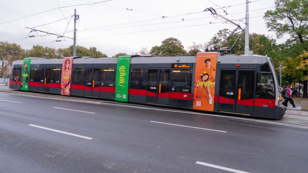 Eine Straßenbahn der Wiener Linien deren Seite mit der YEP-Kampagne namens wyld bedruckt wurde. Auf der Kampagne sind mehrere Jugendliche zu sehen. Dieses Bild wird durch Anklicken geöffnet und kann dann in voller Größe gedownloadet werden.